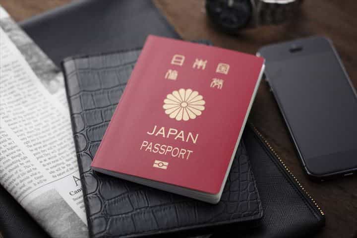 日本のパスポート赤色
