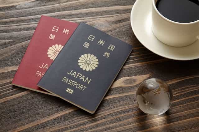 日本のパスポート赤と紺