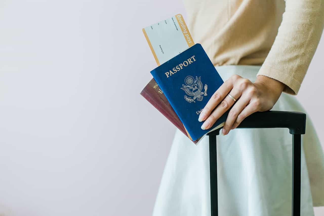 パスポートを持って旅行するイメージ