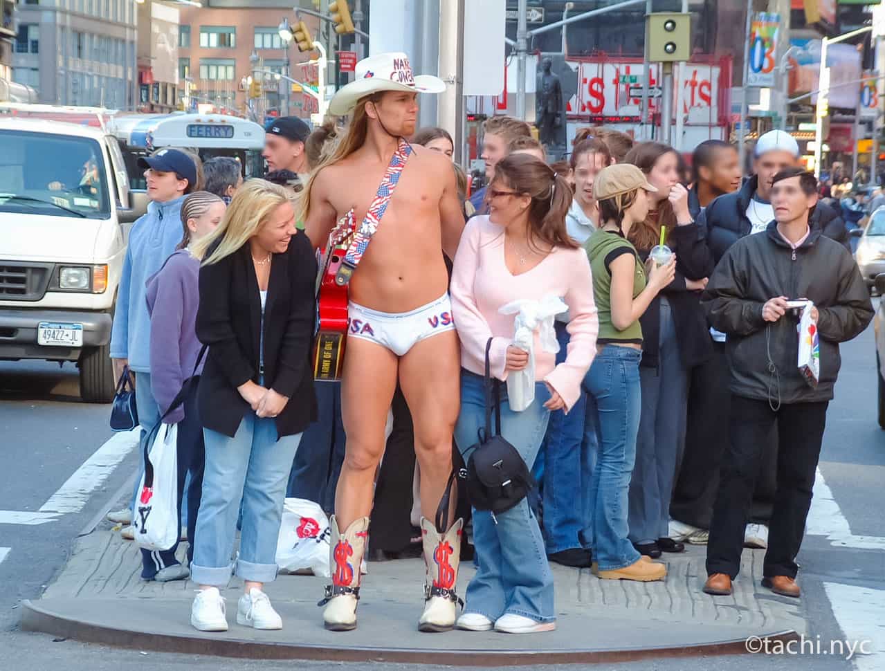 2003年4月24日当時　タイムズスクエアに通年立つネイキッド・カウボーイ（Naked Cowboy）と観光客