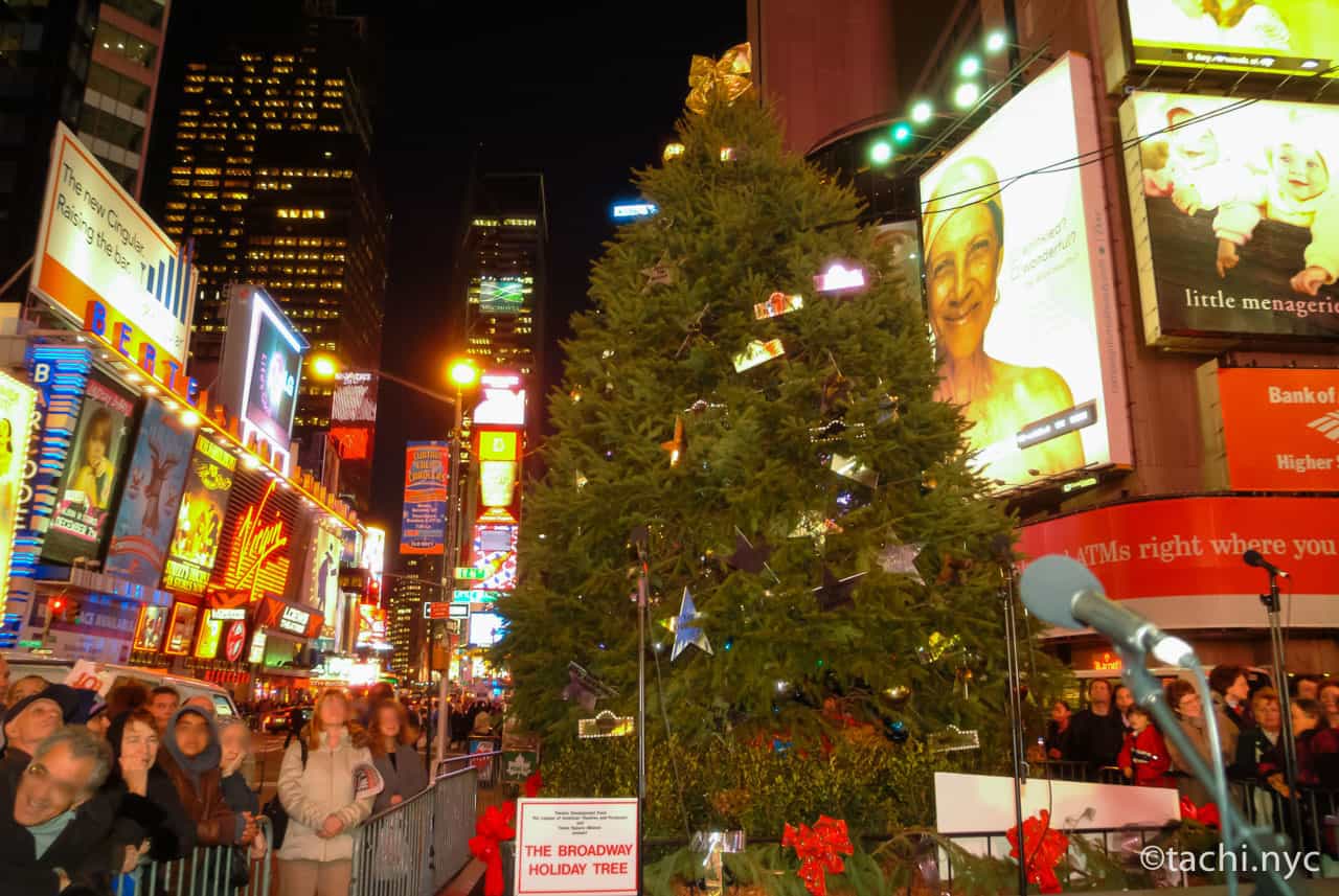 2004年12月7日当時　タイムズスクエアに立ったブロードウェイ・ホリデーツリー