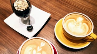 東京都港区・「ERIC ROSE（エリック・ローズ）」カフェラテ、コーヒーゼリー