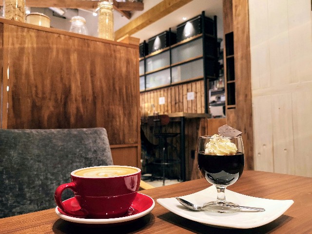 東京都港区・「ERIC ROSE（エリック・ローズ）」カフェラテ、コーヒーゼリー