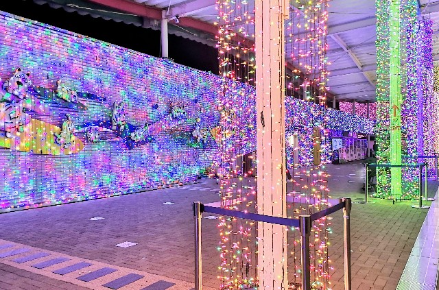 東京都稲城市・「よみうりランド」ジュエルミネーション　希望の輝き！～多様な光のシンフォニー～（2021年10月21日～2022年4月3日）入場口
