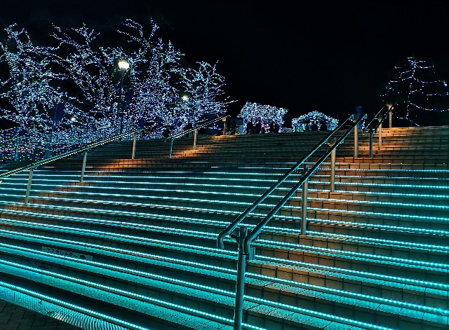 東京都稲城市・「よみうりランド」ジュエルミネーション　希望の輝き！〜多様な光のシンフォニー〜（2021年10月21日〜2022年4月3日）入場口の階段