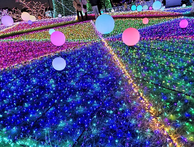 東京都稲城市・「よみうりランド」ジュエルミネーション　希望の輝き！～多様な光のシンフォニー～（2021年10月21日～2022年4月3日）ジュエリー・クリスタル2