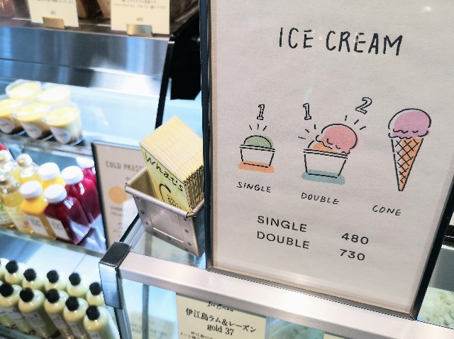 東京都港区・「RACINES DONUT&ICE CREAM（ラシーヌ ドーナツ＆アイスクリーム）」アイスクリームのポップ