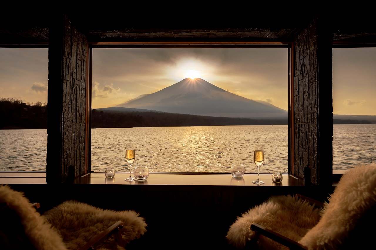 富士山頂に太陽が重なる「ダイヤモンド富士」山中湖上から絶景に酔いしれる