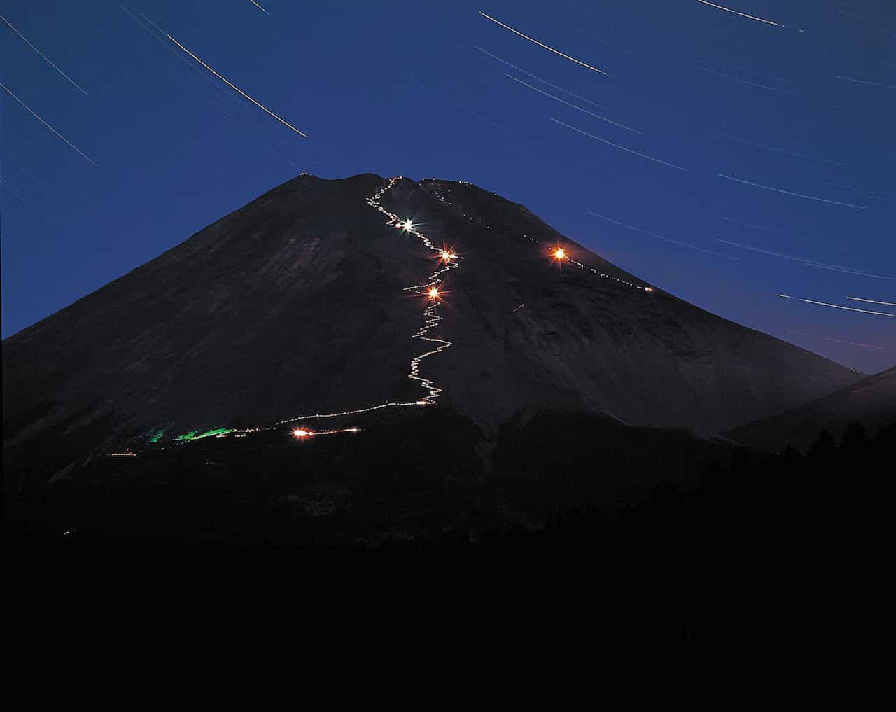 静岡県富士登山者の光跡