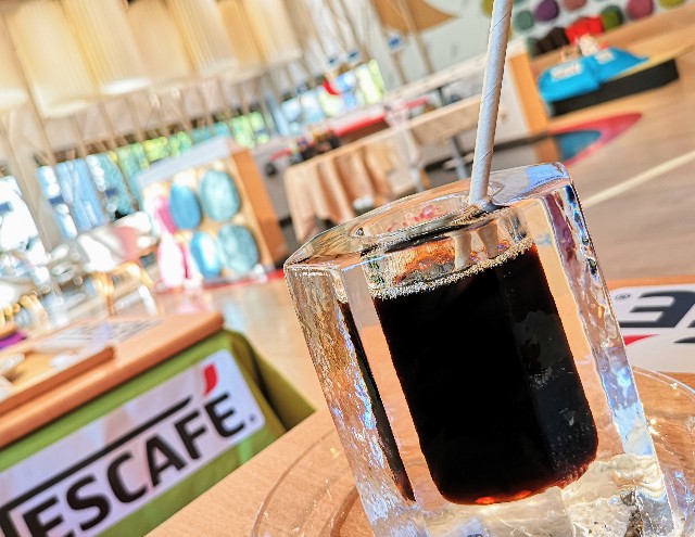 東京都渋谷区・「ネスカフェ こたつカフェ」氷グラスのコーヒー
