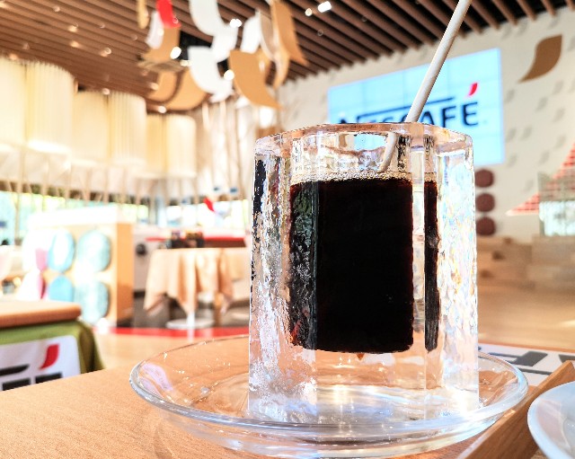 東京都渋谷区・「ネスカフェ こたつカフェ」氷グラスのコーヒー2