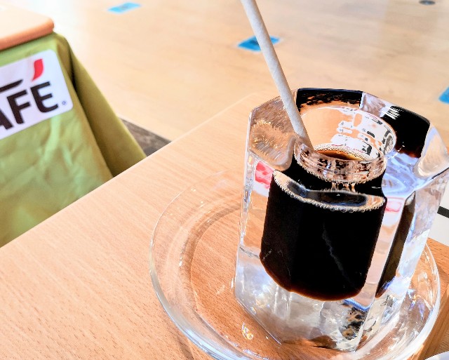 東京都渋谷区・「ネスカフェ こたつカフェ」氷グラスのコーヒー3