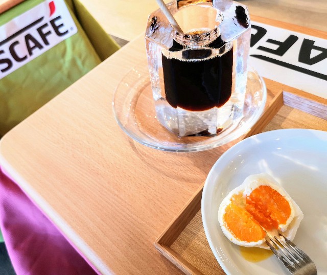 東京都渋谷区・「ネスカフェ こたつカフェ」氷グラスのコーヒー、みかんアイス大福