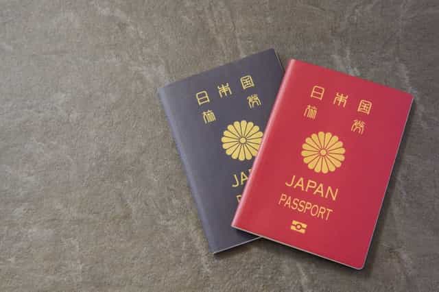 日本の赤と紺のパスポート