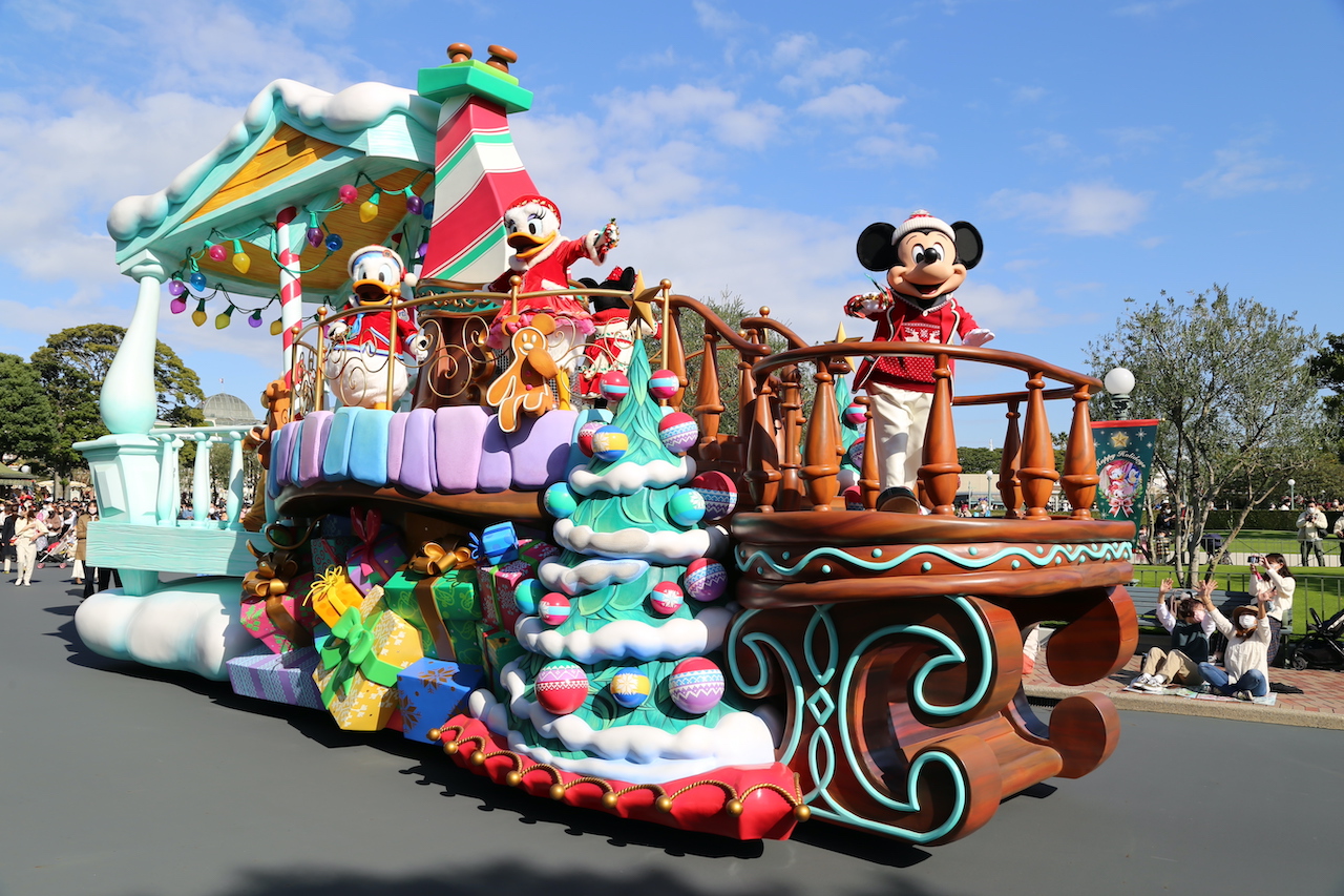 東京ディズニーランド】2年ぶり開催の「クリスマスパレード」徹底レポート | TABIZINE～人生に旅心を～