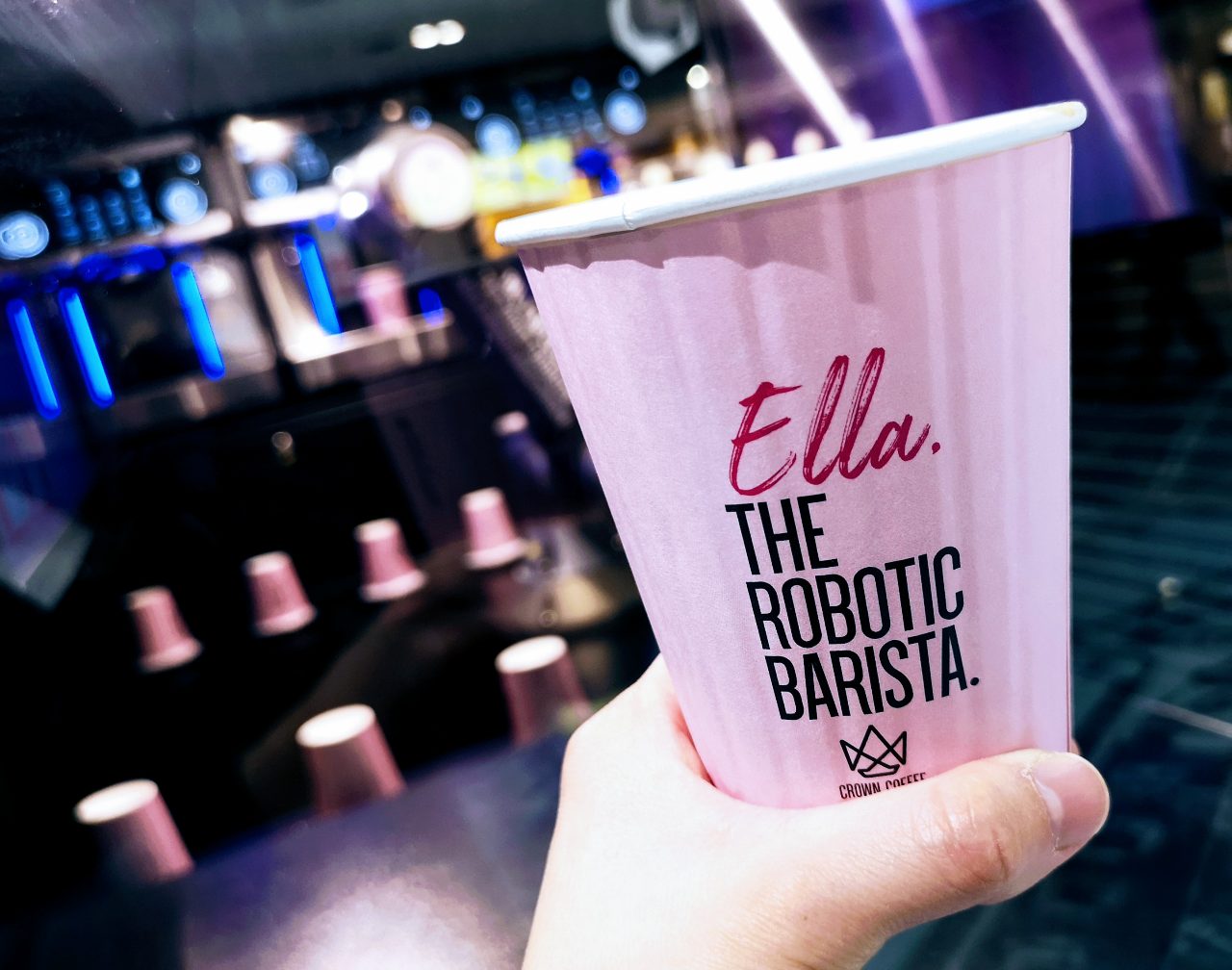 東京都千代田区・JR東京駅地下1階「銀の鈴広場」 ロボットコーヒーバリスタ「Ella（エラ）」テストマーケティング（2021年12月8日～2022年2月28日）ロボバリスタ「Ella X」とドリンク 