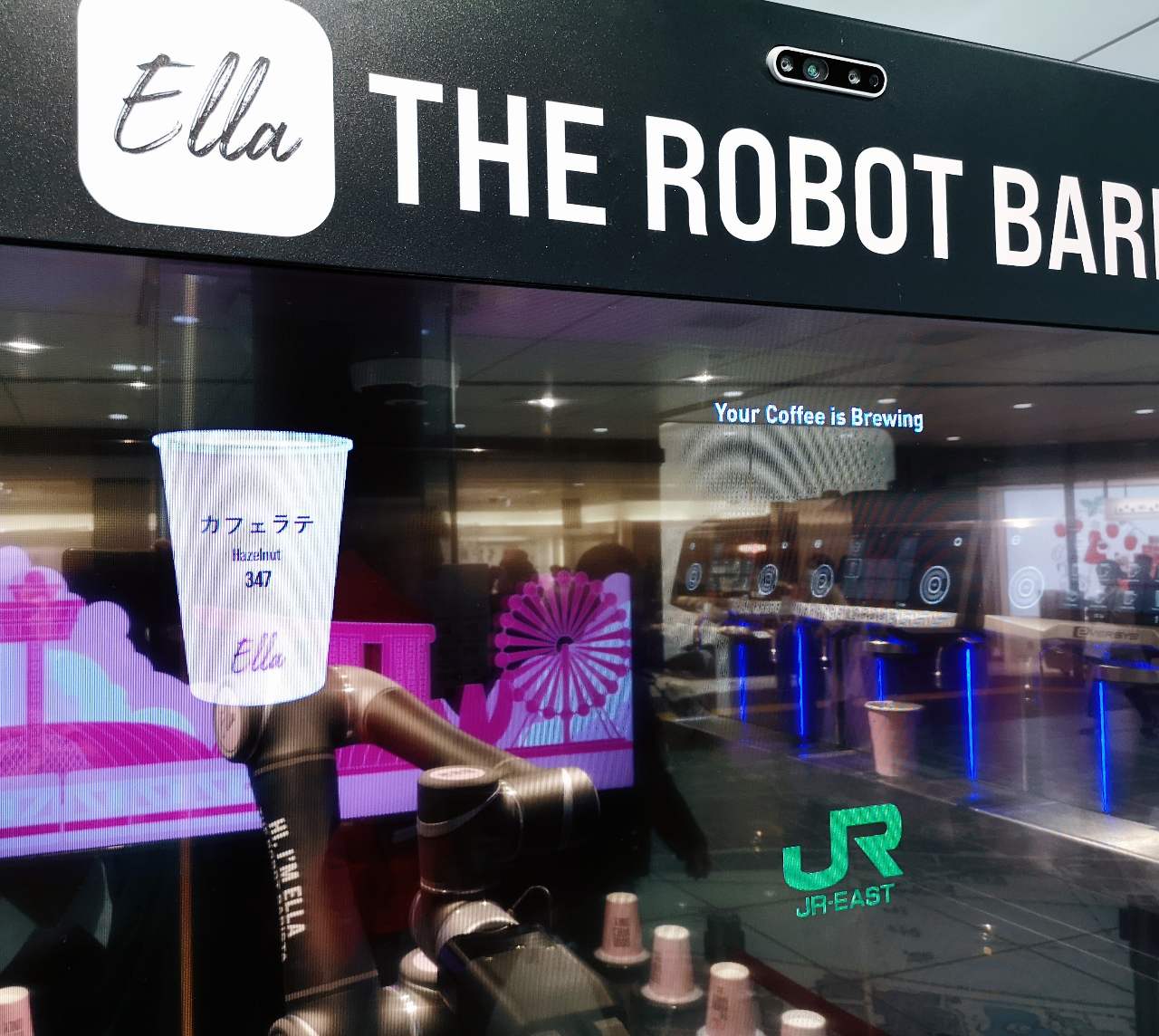 東京都千代田区・JR東京駅地下1階「銀の鈴広場」 ロボットコーヒーバリスタ「Ella（エラ）」テストマーケティング（2021年12月8日～2022年2月28日）モニターに表示される作成中のドリンク