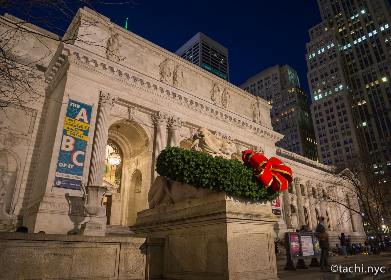 2013年12月28日　ニューヨーク公共図書館　クリスマスリースを被ったライオン像