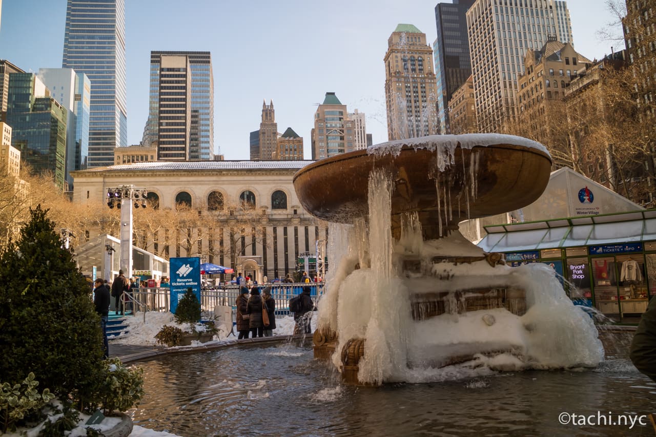 2022年2月1日　ブライアント・パークの凍った噴水から望むニューヨーク公共図書館