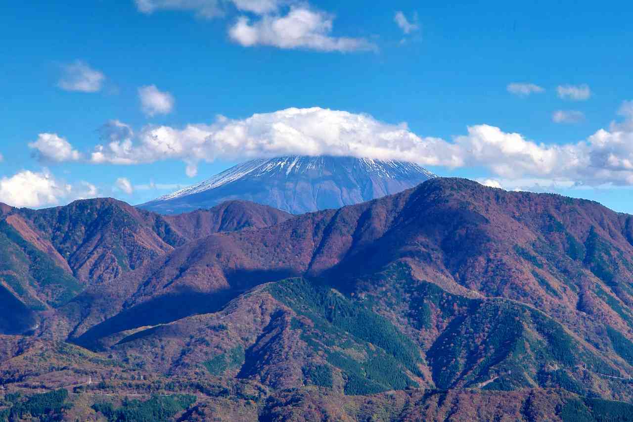 富士山頂に雲