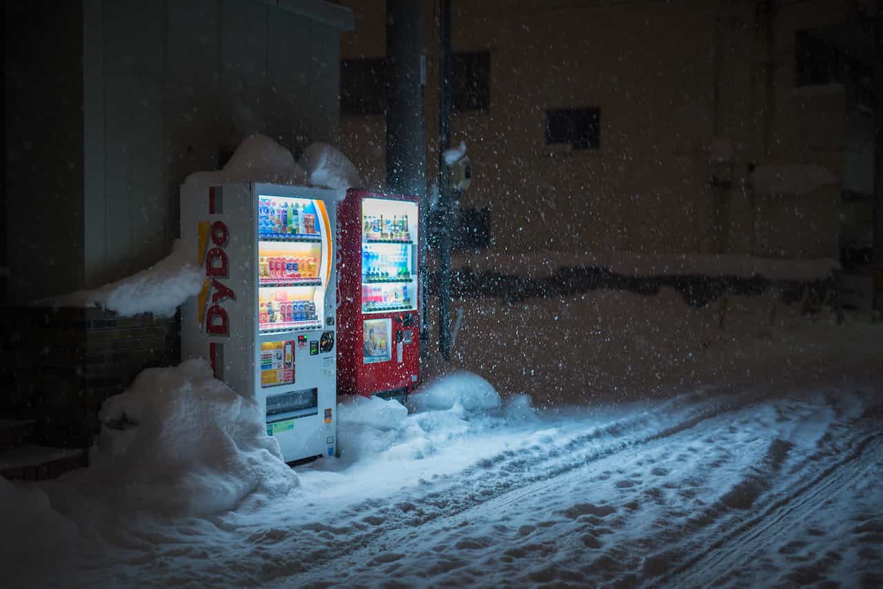 青森県の雪の中の自動販売機