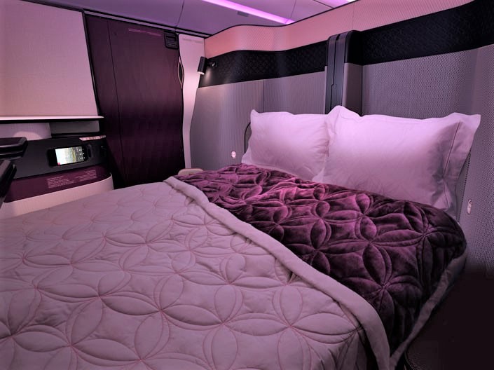 カタール航空Qスイートのベッドメーキング
