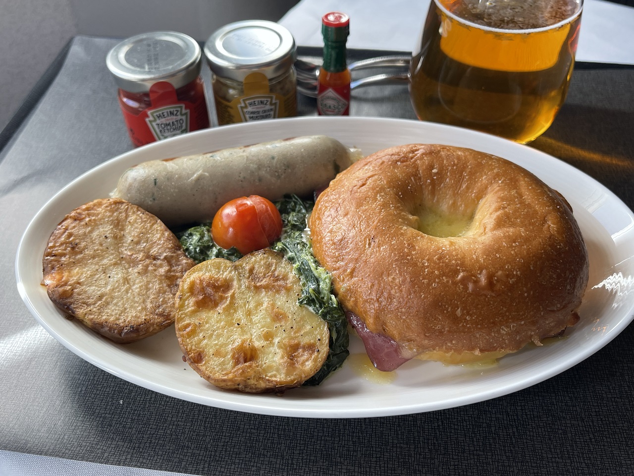 カタール航空Qスイートの朝食、パストラミベーグル