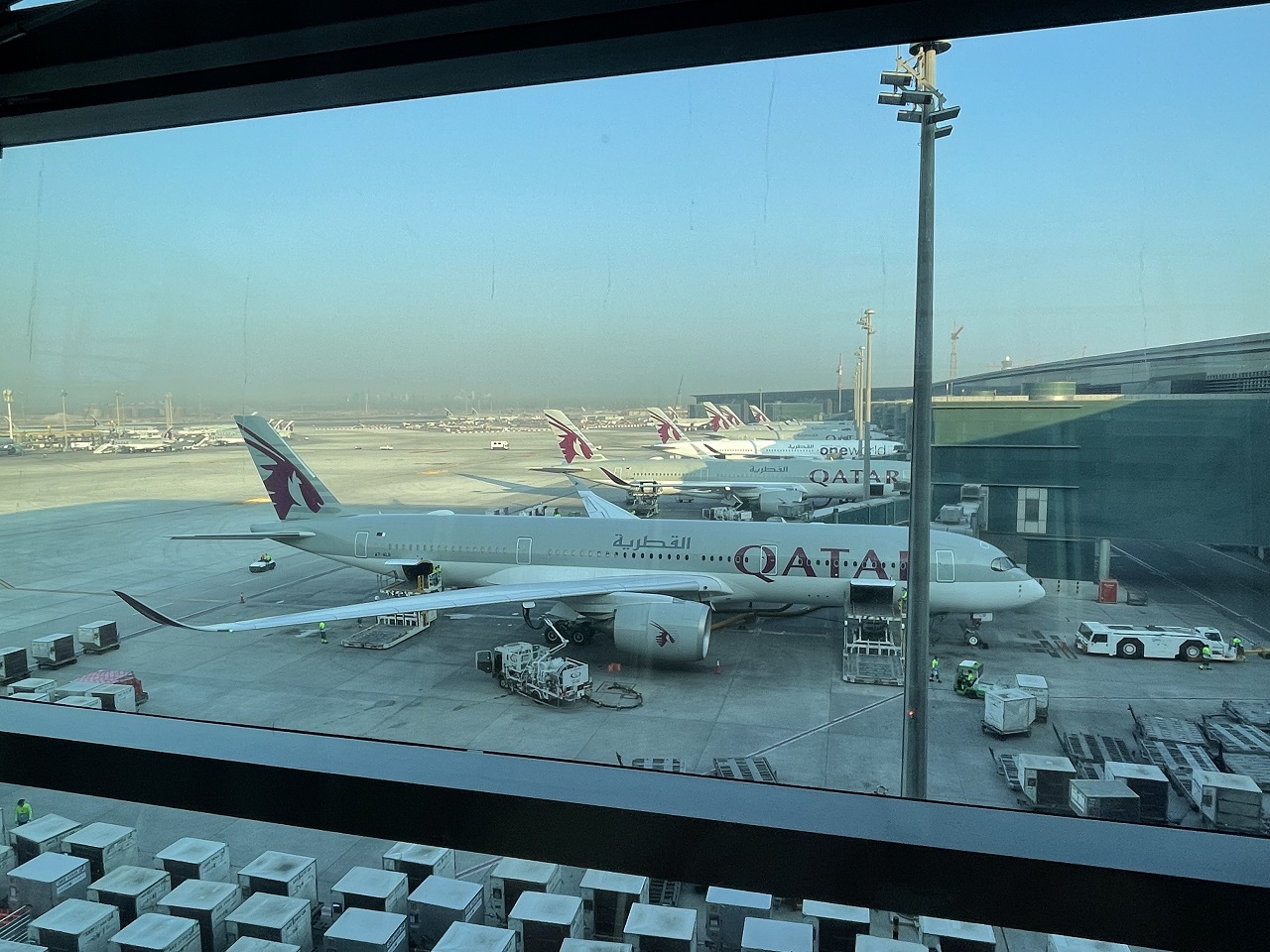 ドーハ・ハマド国際空港、ラウンジから見る機体