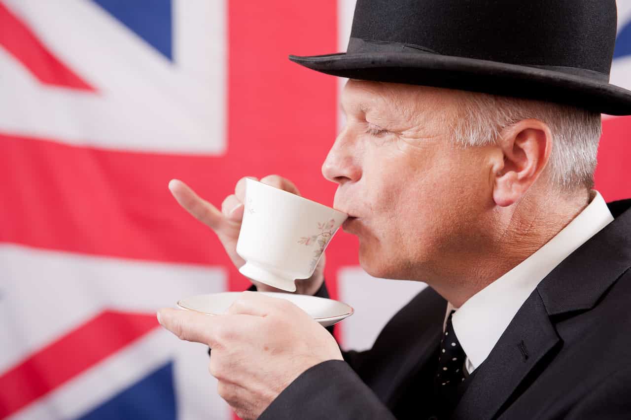 紅茶を飲む英国紳士