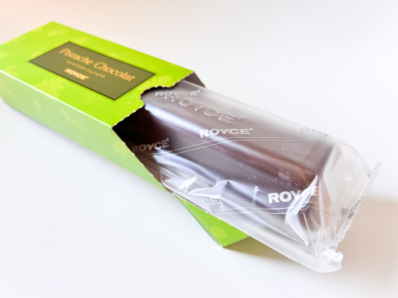 パッケージを開けると、中から細長いバー状のチョコレートが登場