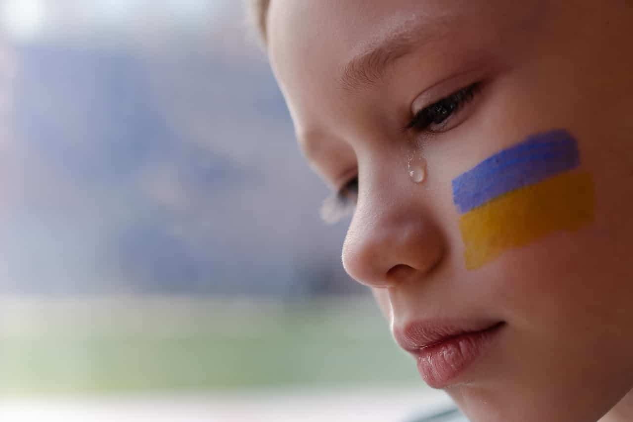ウクライナ国旗を描いた子
