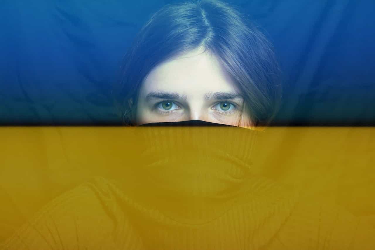 ウクライナ国旗と女性