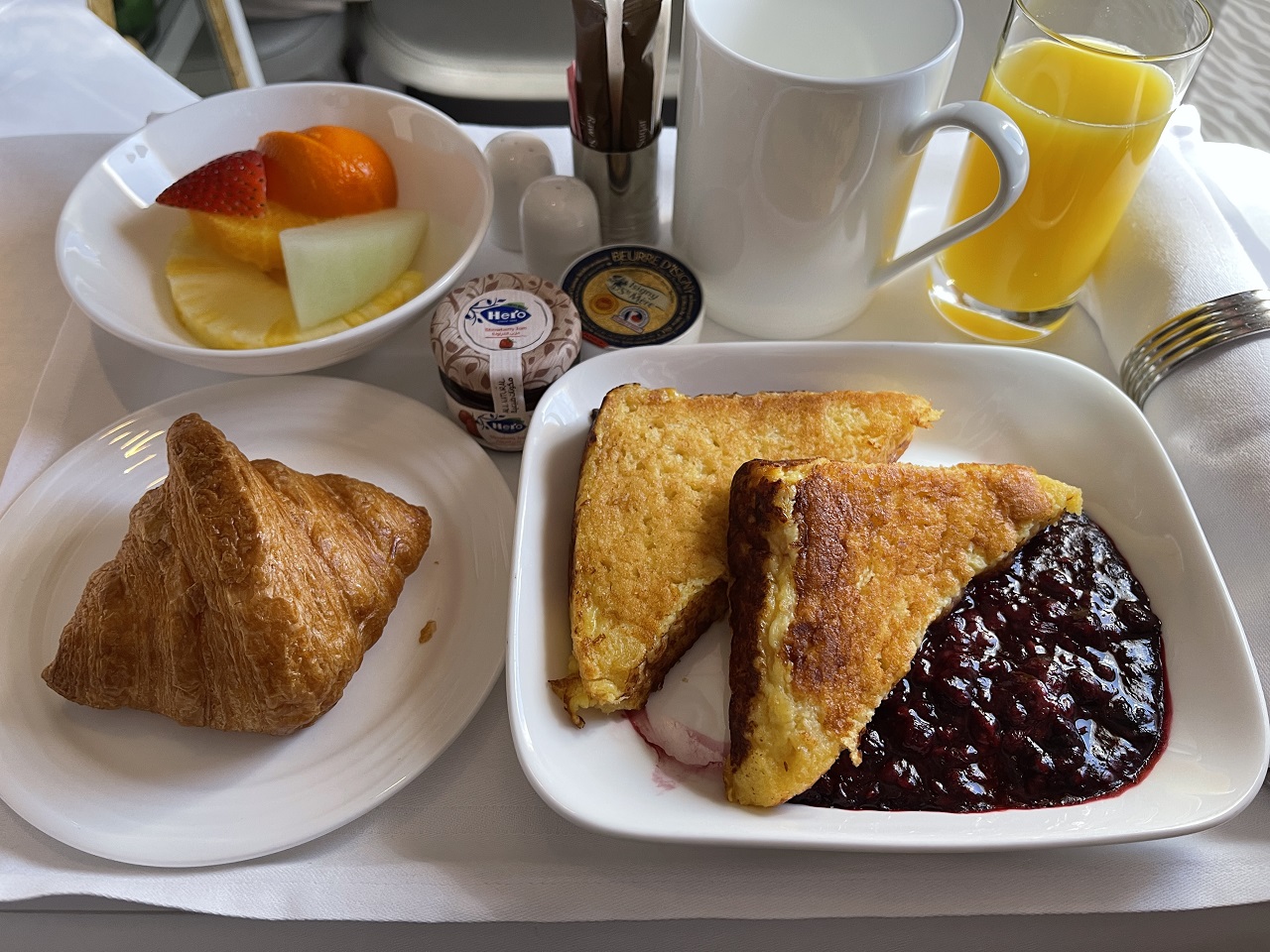 エミレーツ航空ビジネスクラスの朝食一例
