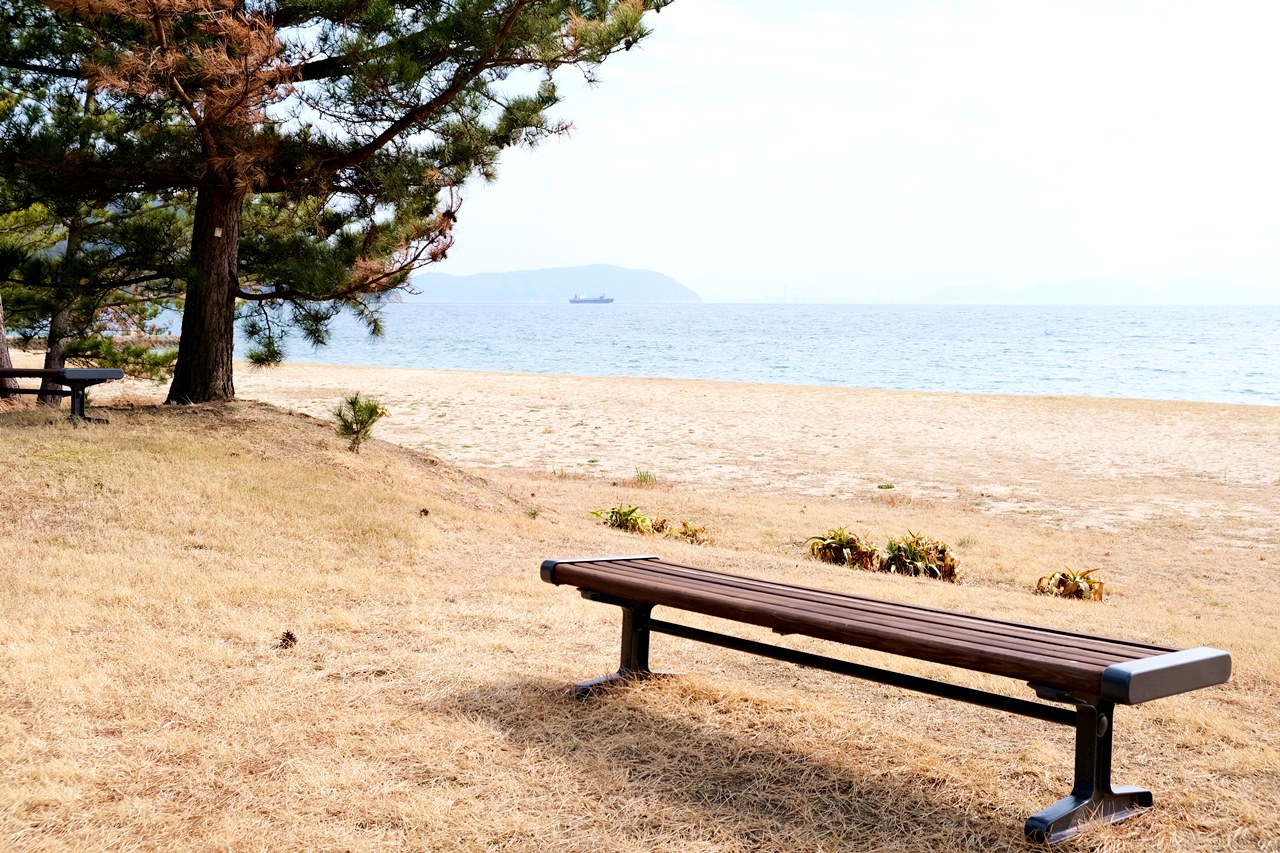 直島ビーチサイドのベンチ