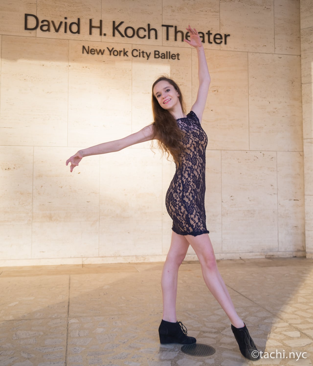 2014年6月　デビッド・H・コッチ・シアター前でポーズを取るバレエダンサー