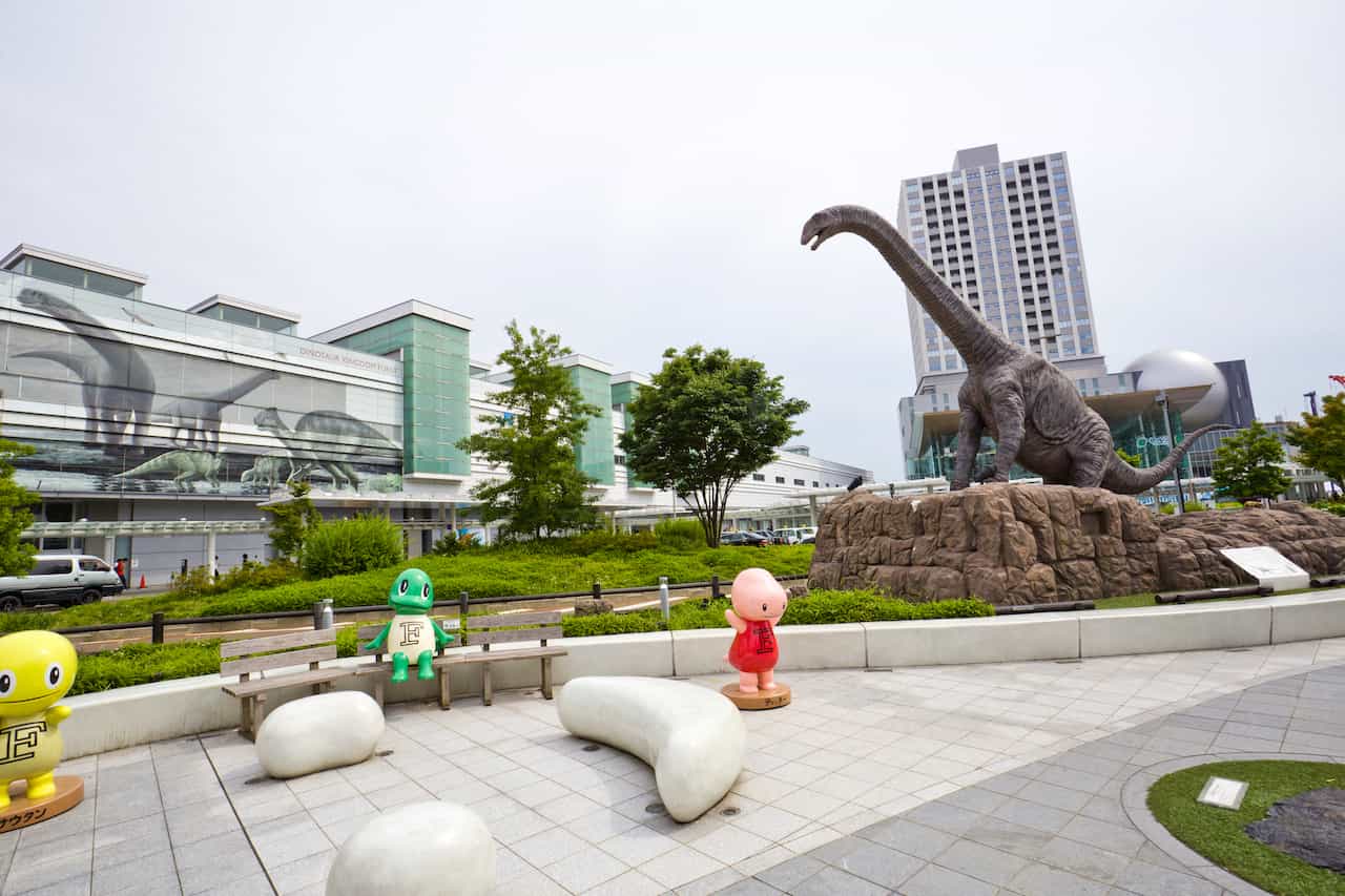 福井駅前の恐竜のモニュメント