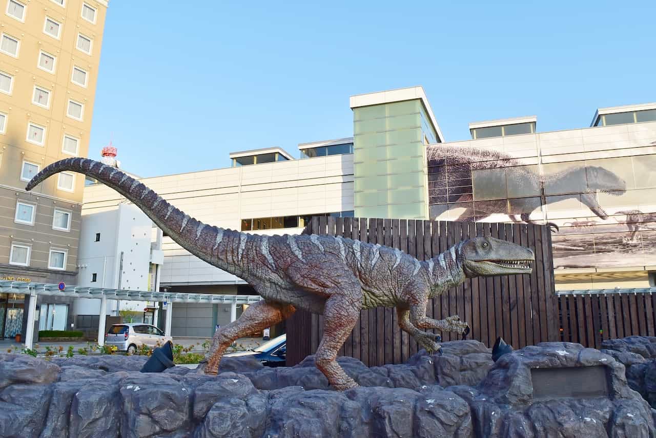 福井駅前の恐竜ロボット