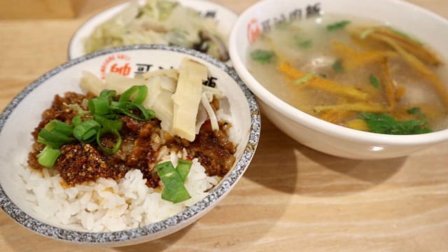 台湾現地ルポ】ピリ辛魯肉飯をスープや副菜とともに！台北「帥哥滷肉飯