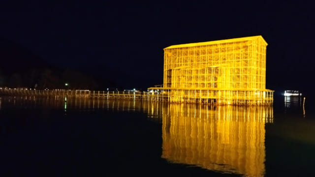 今しか見られない！海に浮かぶ「厳島神社・大鳥居」の幻想的なライト