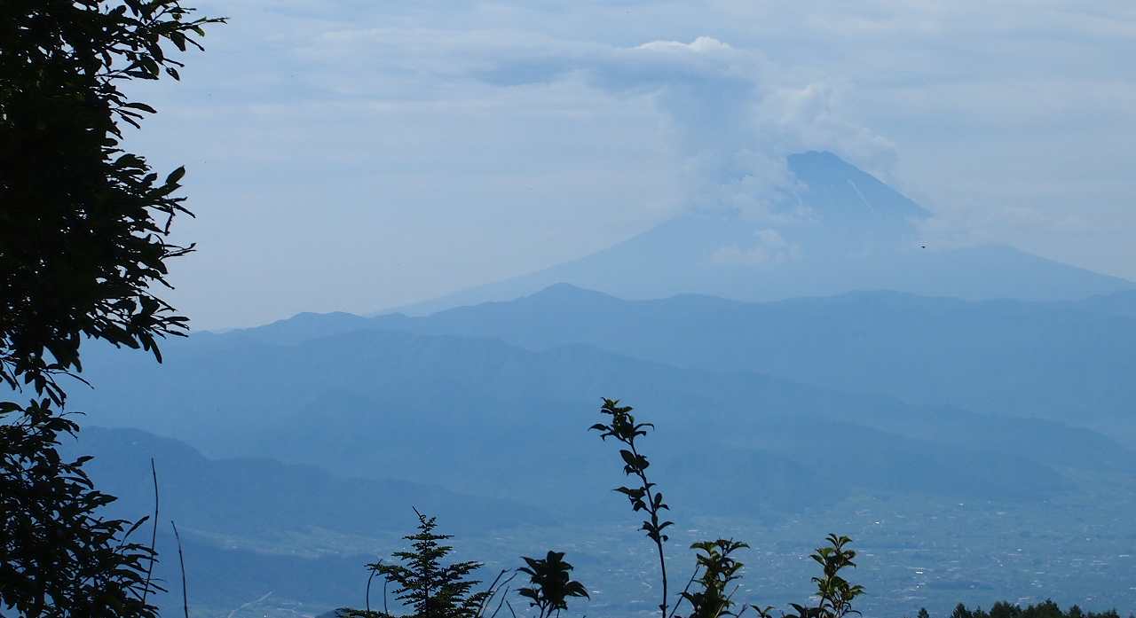 富士山に雲がかかる