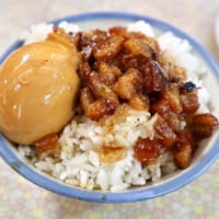 「東門城滷肉飯」の滷肉飯