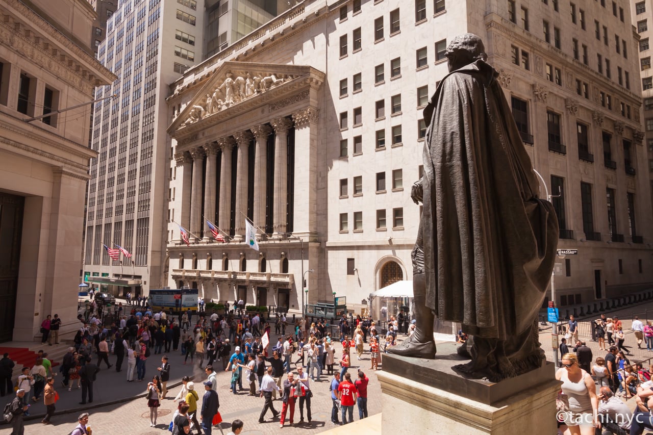 2012年5月18日　初代大統領ジョージ・ワシントン像とニューヨーク証券取引所