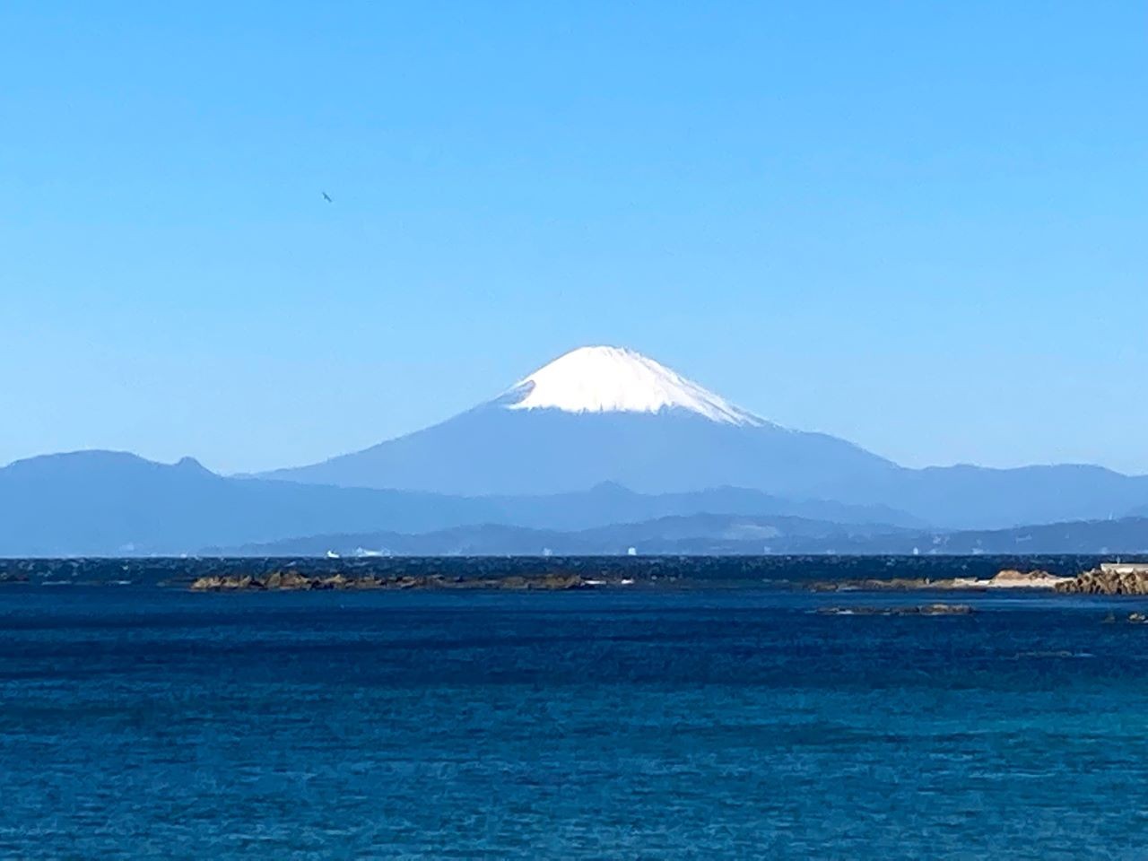 一色海岸から見える富士山