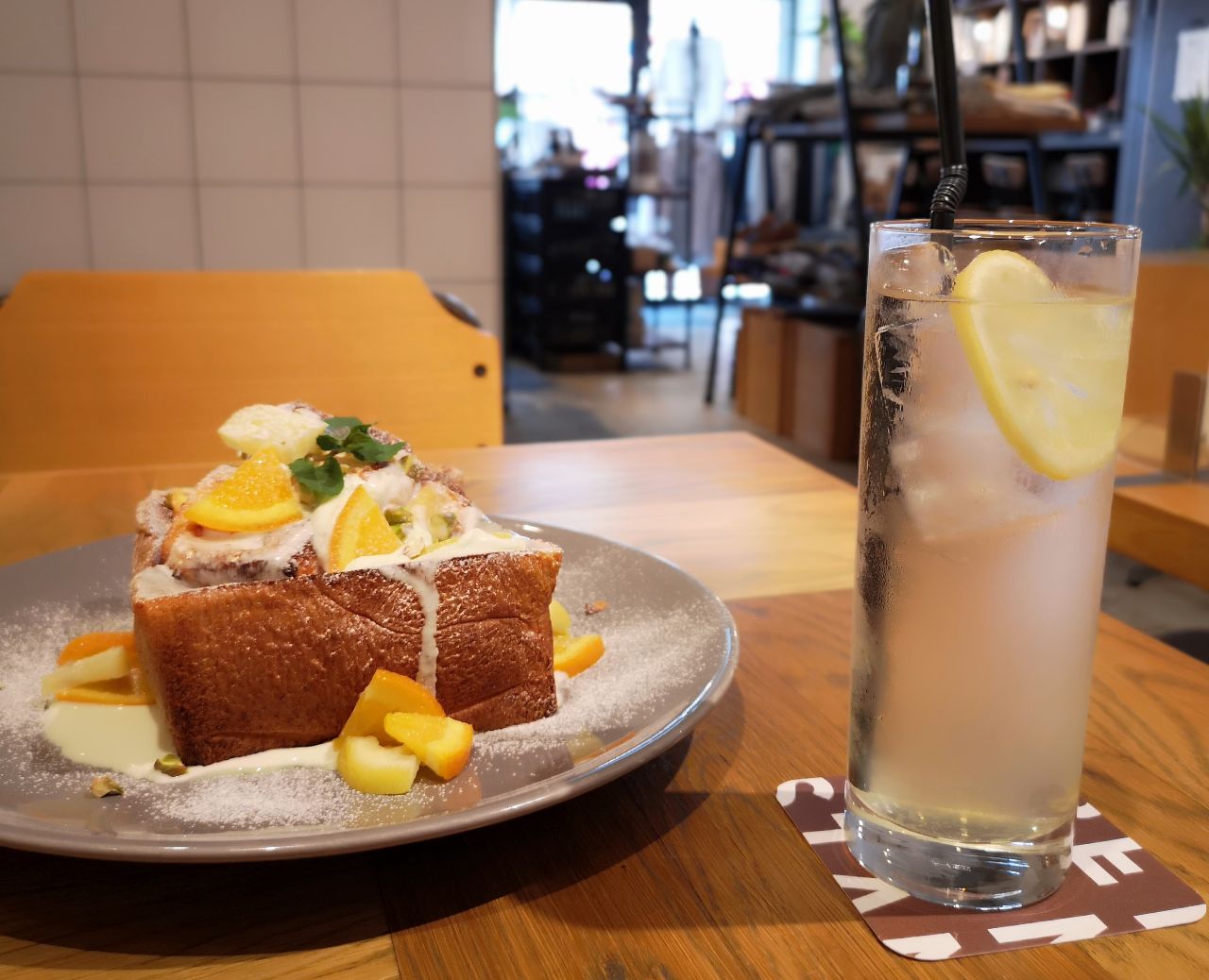 東京都渋谷区・「REISM STAND」季節限定「オレンジとレモンのコンフィ ピスタチオクリーム」、自家製レモネード