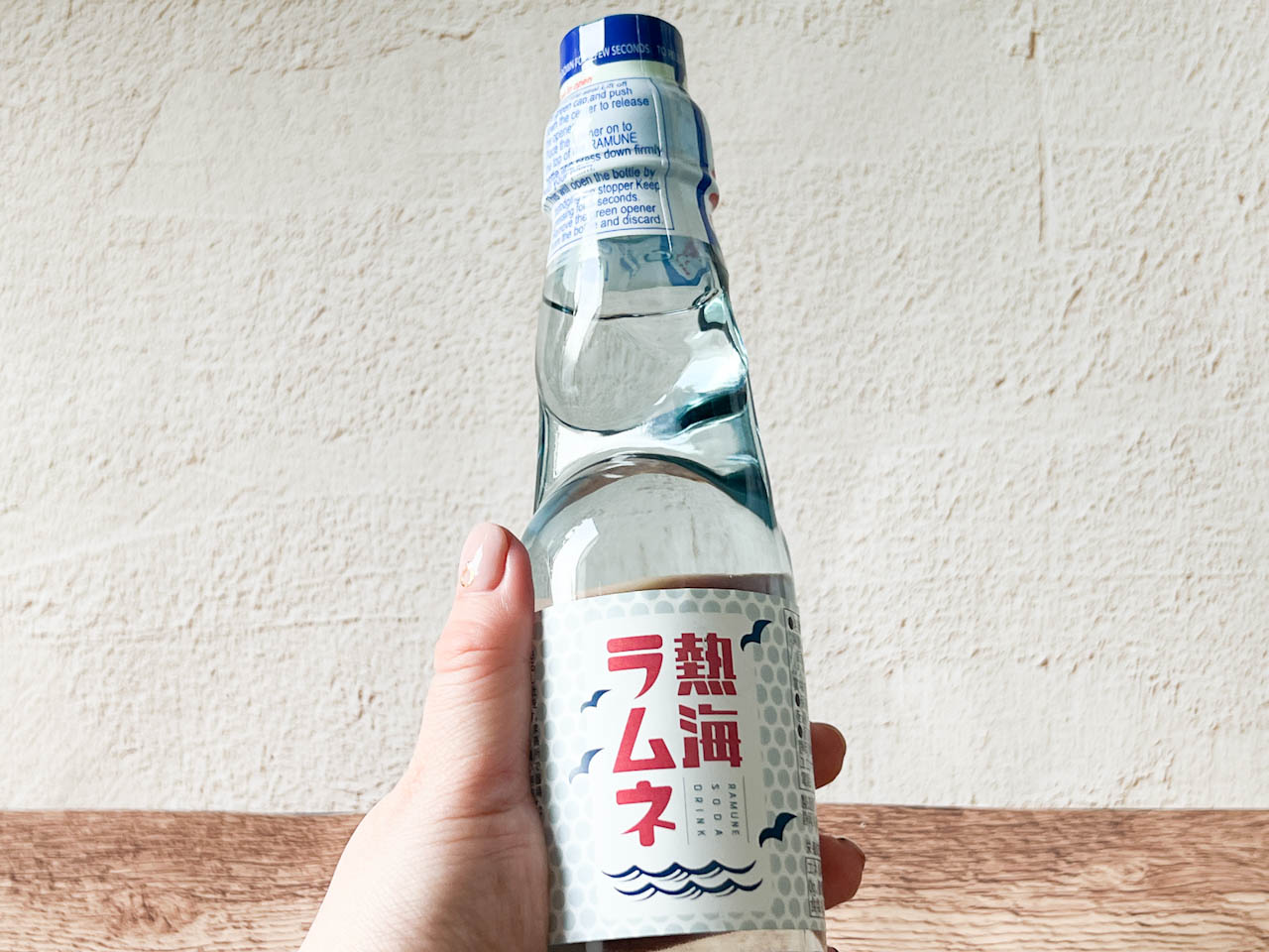 「熱海ラムネ」は、高さは約20cm、幅約5cmの手に馴染みやすい大きさ。形も昔懐かしいラムネの瓶そのまま