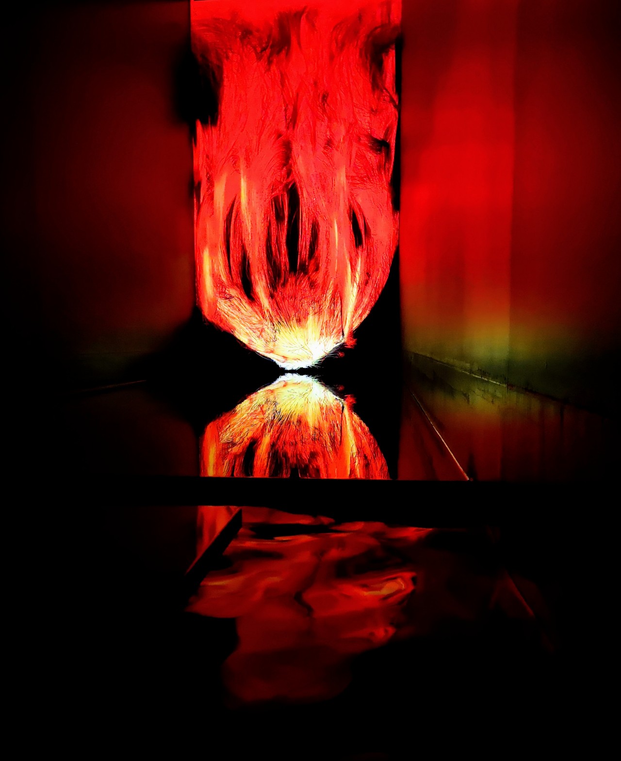 東京都江東区・「チームラボプラネッツ TOKYO DMM」、『倒景の憑依する炎 / Universe of Fire Particles on the Water’s Surface』