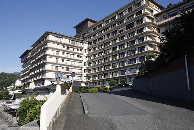 稲取温泉は宿泊客向けの温泉街。海沿いには大型の高級旅館が立ち並び、一年中多くの宿泊客で賑わう