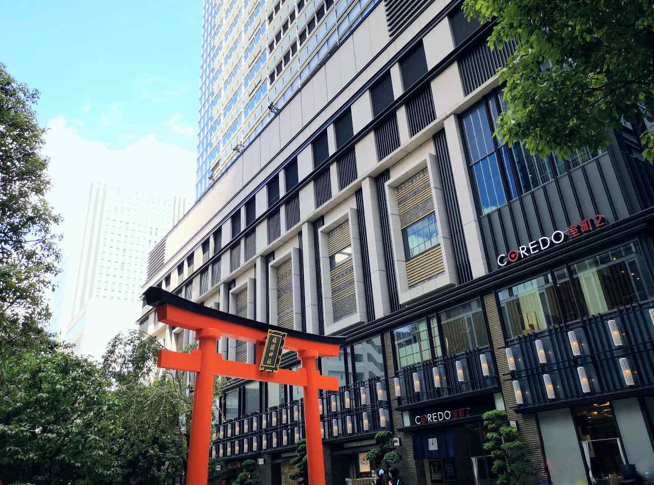 東京都中央区・福徳神社、福徳の森の前