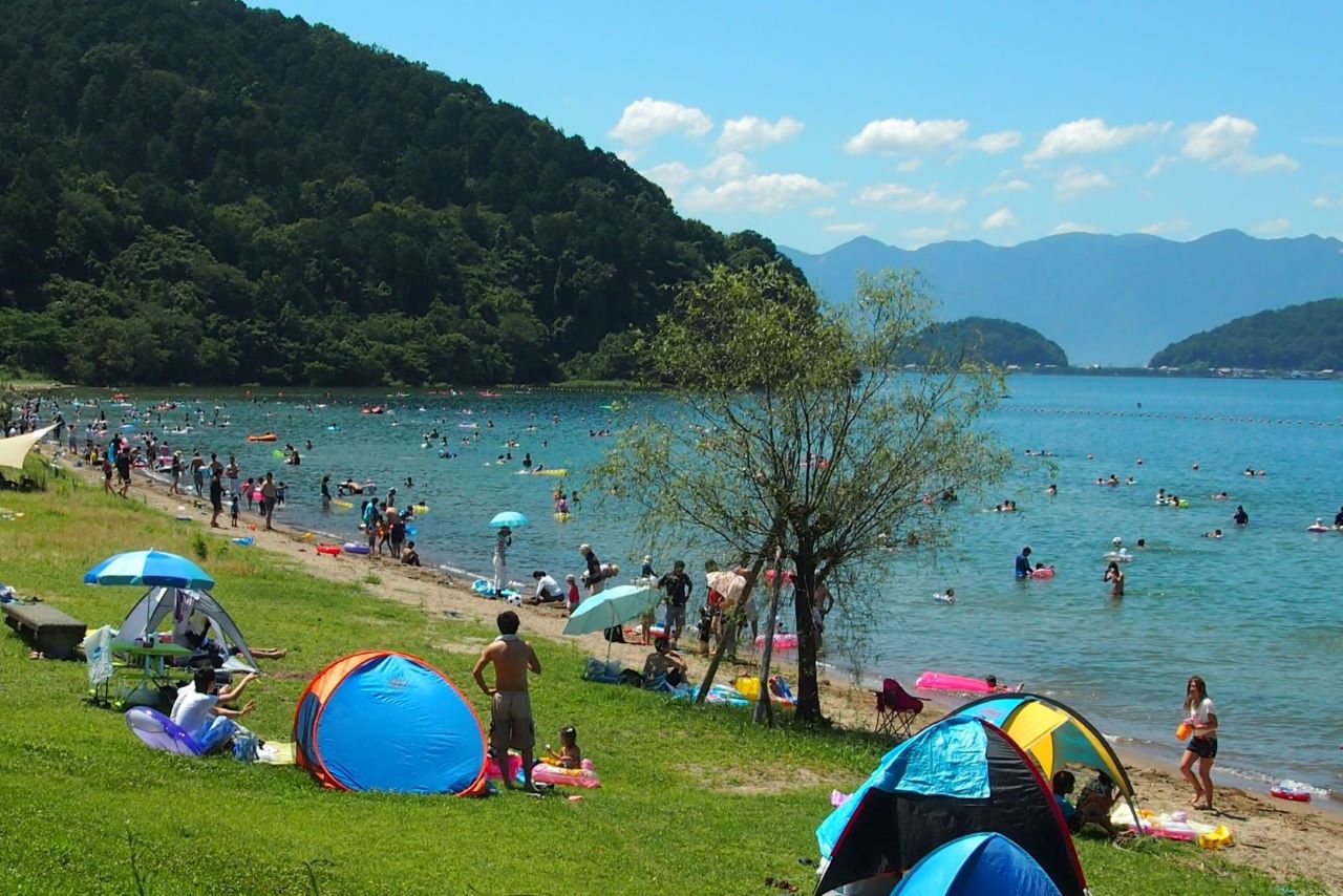【7月16日オープン】波打ち際まで芝生だから超快適！水質AAを誇る「宮ヶ浜水泳場」