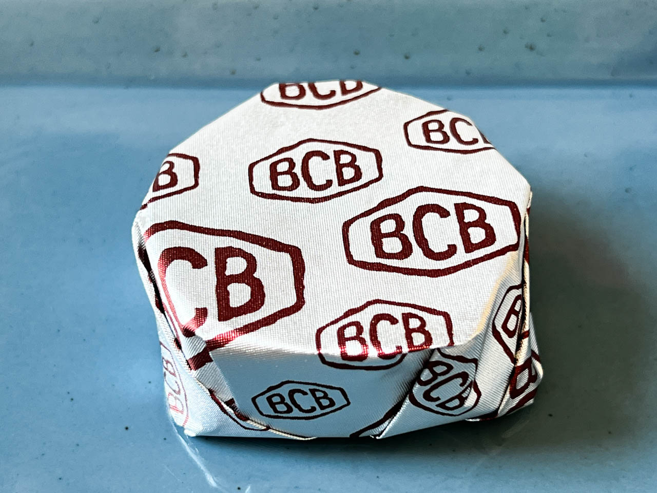 銀紙に茶色でプリントされた「BCB」というロゴが際立ちます